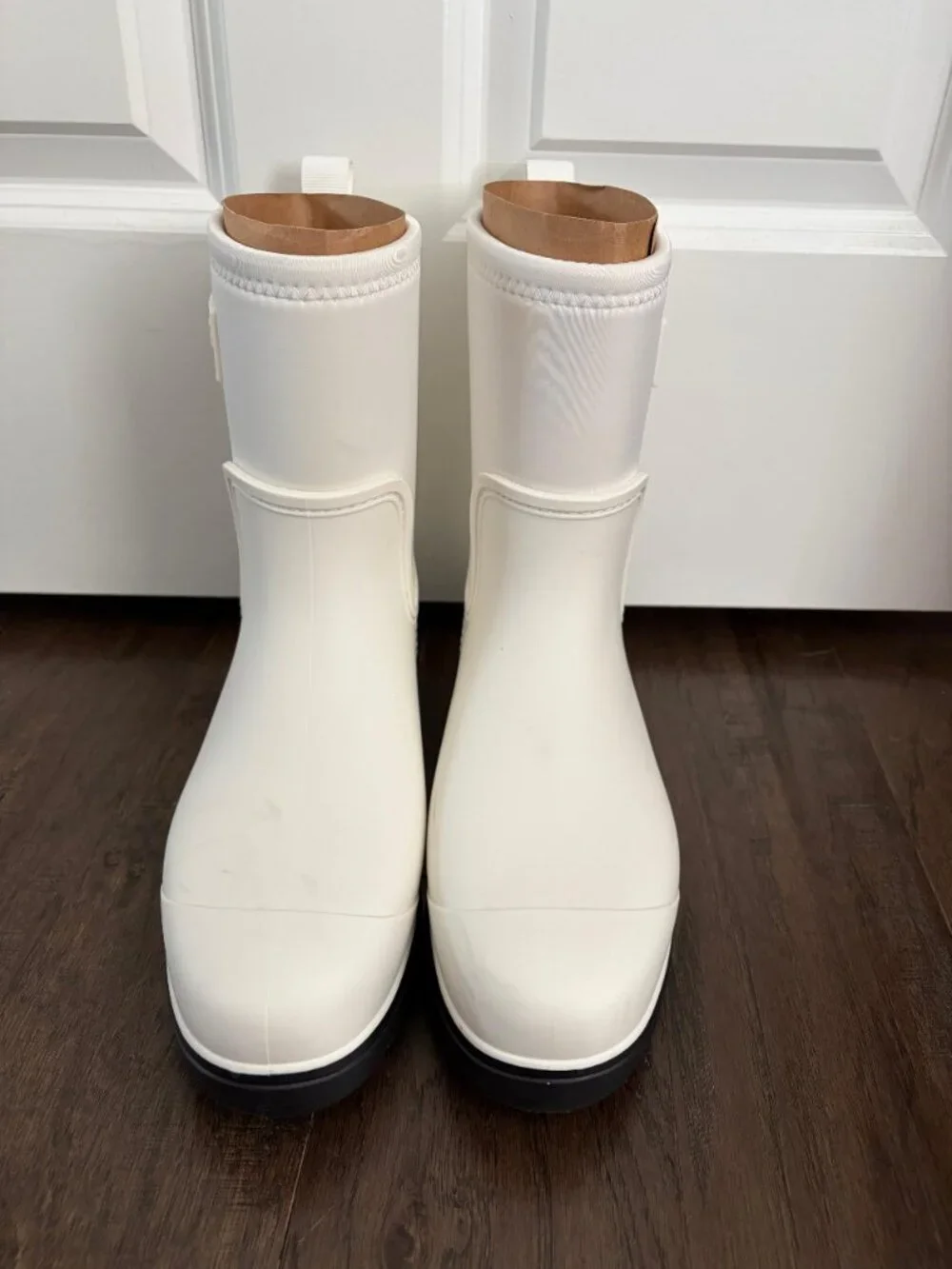 Women’s UGG White Droplet Mid Waterproof Rainboots - Picture 2 of 9